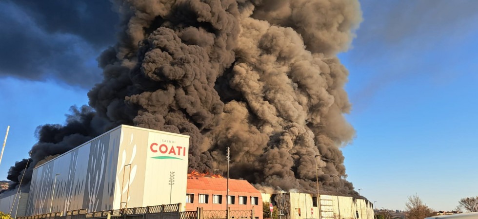 Enorme incendio nel Veronese, brucia un salumificio